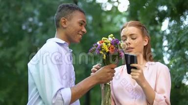 冷漠的少女无视男友<strong>送花</strong>、聊天的智能手机